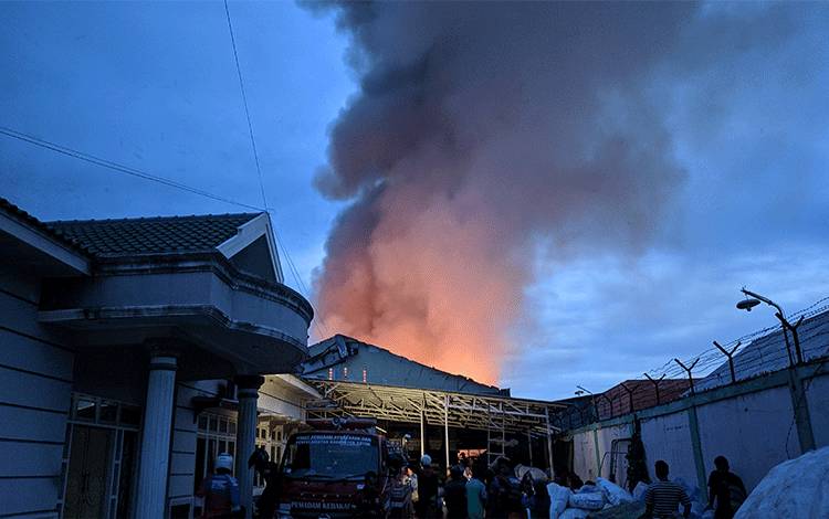 Sudah 4 Jam Kebakaran Gudang Kelontongan Belum juga Padam