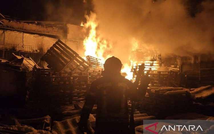 Seorang penyelamat berada di sebuah gudang barang yang hancur akibat serangan, di tengah invasi Rusia di Ukraina, di Sievierodonetsk, Ukraina, 21 Maret 2022