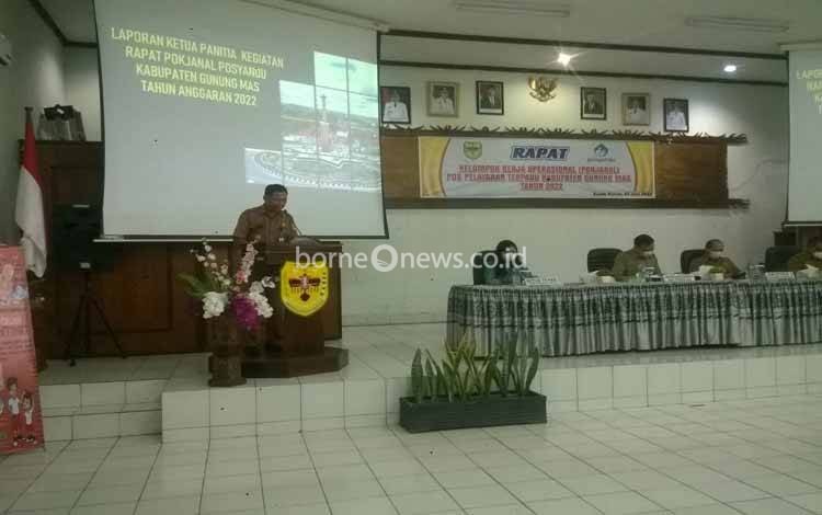 Ketua Panitia Rapat Pokjanal Posyandu Kabupaten Gunung Mas 2022, Slamet Kristiawan saat membacakan laporannya