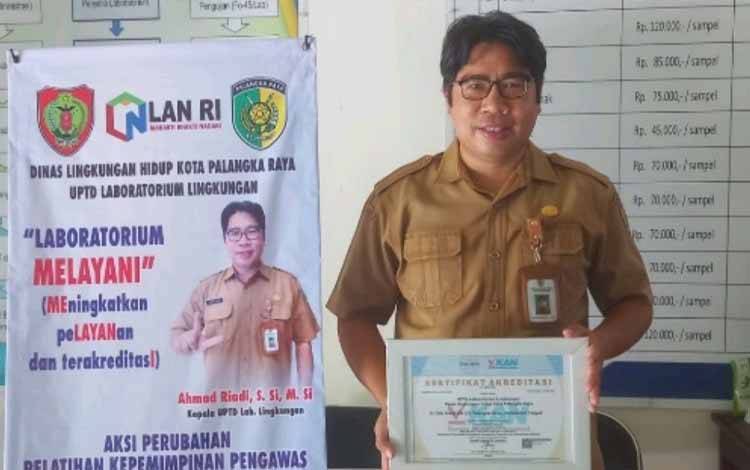 Kepala UPTD Laboratorium Lingkungan DLH Kota Palangka Raya, Ahmad Riadi menunjukan sertifikat kompetensi.