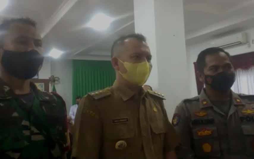 Bupati Gunung Mas, Jaya S Monong (tengah) saat memberikan imbauan pada pemain turnamen sepak bola Bupati Cup 2022