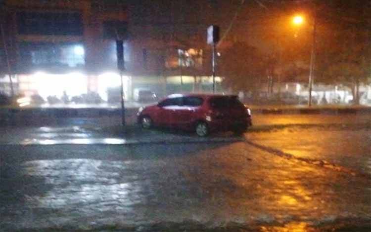 Hujan yang mengguyur di Jalan G Obos