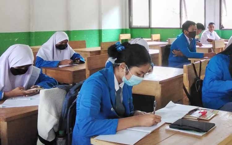 Kegiatan pembelajaran disalah satu sekolah di Kalteng