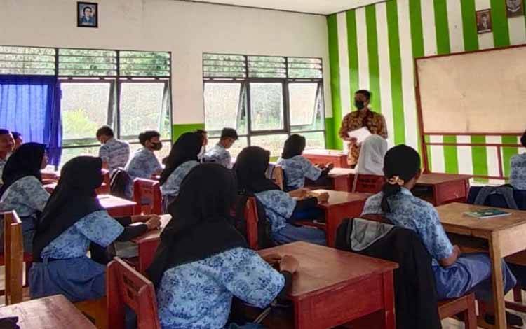 Proses belajar di salah satu SMA di wilayah Kalteng