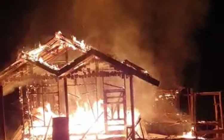 Sebuah Rumah di Kuala Kuayan Terbakar saat Ditinggal Pemiliknya Nginap di Tempat Keluarga