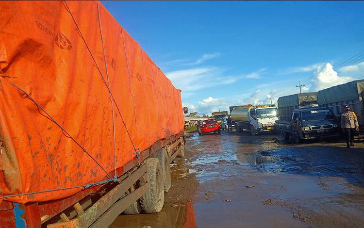 Truk Fuso Muat Log di Bukit Rawi Terperosok Akibatkan 5 Km Macet Total