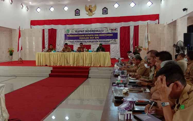 Rapat koordinasi pemberantasan korupsi dan monitoring evaluasi Center for Prevention (MCP) di aula kantor bupati Sukamara.