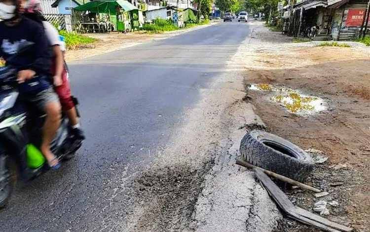 Warga Khawatir Kondisi Jalan Kapten Mulyono Sampit Mengerut