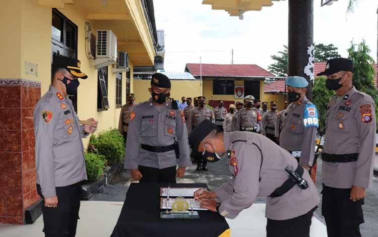 Pertahankan Predikat WBK dan WBBM, Kapolres Kobar Pimpin Penandatanganan Pakta Integritas