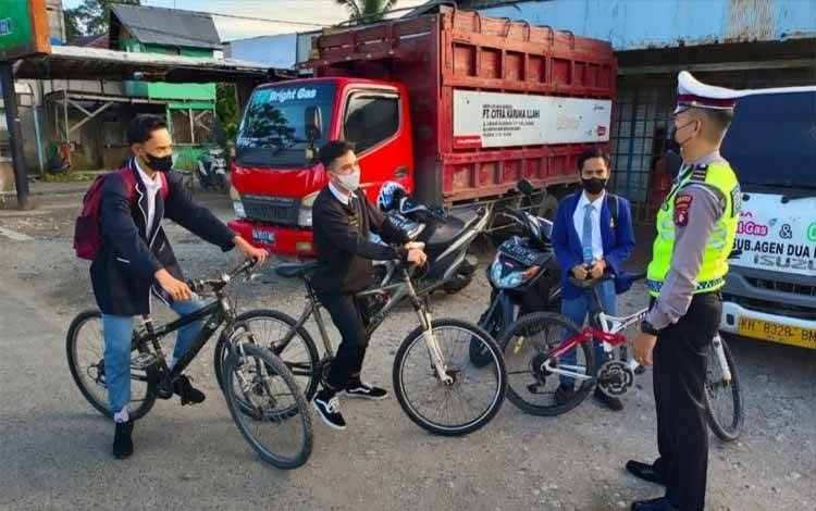 Satlantas Polres Kapuas Beri Edukasi Pelajar Agar Berangkat ke Sekolah dengan Aman di Jalanan