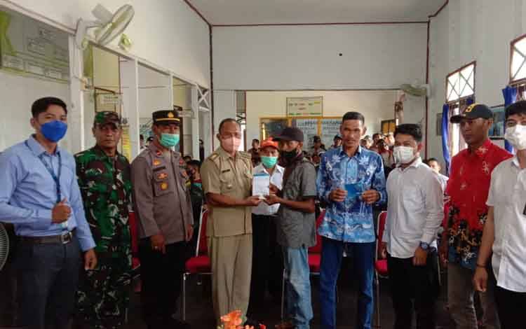 Ratusan Warga di Kecamatan Kapuas Kuala Terima Kartu Pelaku Usaha Kelautan dan Perikanan