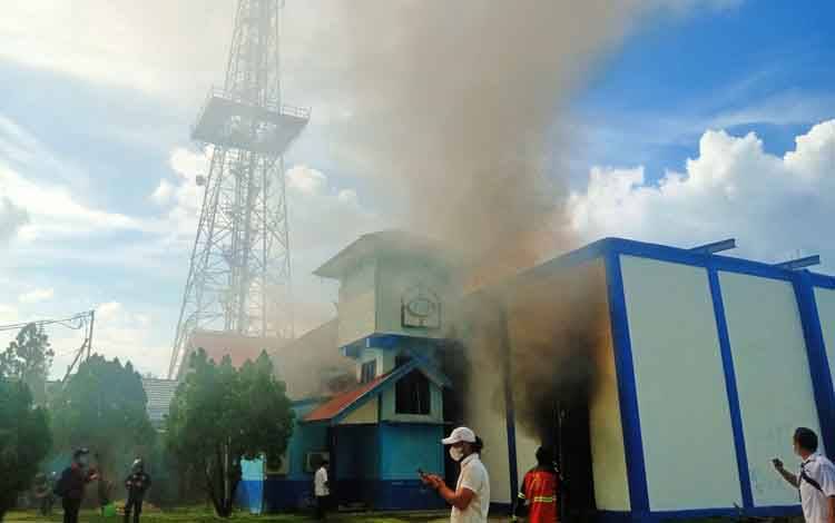 Gedung Studio LPP TVRI Kalteng saat terjadi Kebakaran.