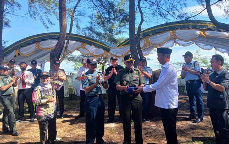Bupati Sukamara, Windu Subagio saat menerima kedatangan peserta PPRA Lemhannas saat mengunjungi tambak udang vaname di Desa Sungai Pasir.