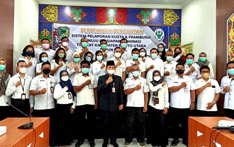 Kepala Dinas Kesehatan Barito Utara (tengah) H Siswandoyo foto bersama seusai pembukaan kegiatan pertemuan penguatan sistem pelaporan kusta dan frambusia menuju persiapan eliminasi tingkat Kabupaten Barito Utara, di aula Dinas Kesehatan setempat, Rabu, 15 Juni 2022.