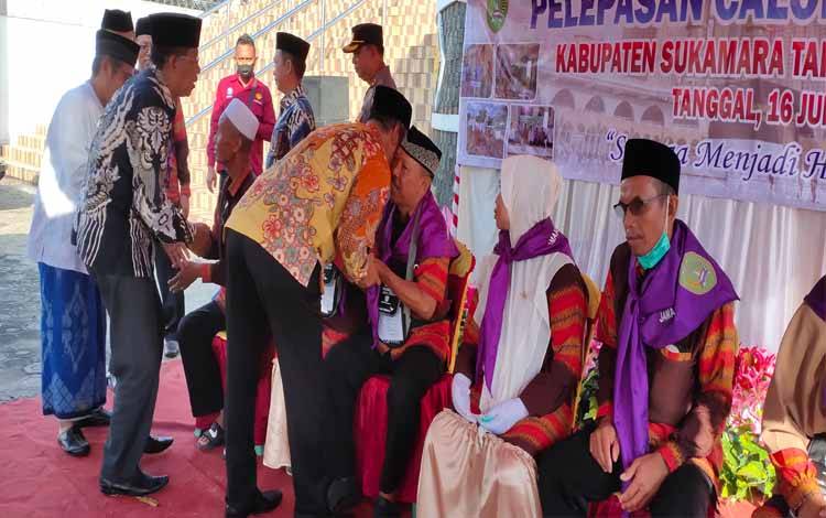 Bupati Sukamara, Windu Subagio saat bersalaman dengan calon haji