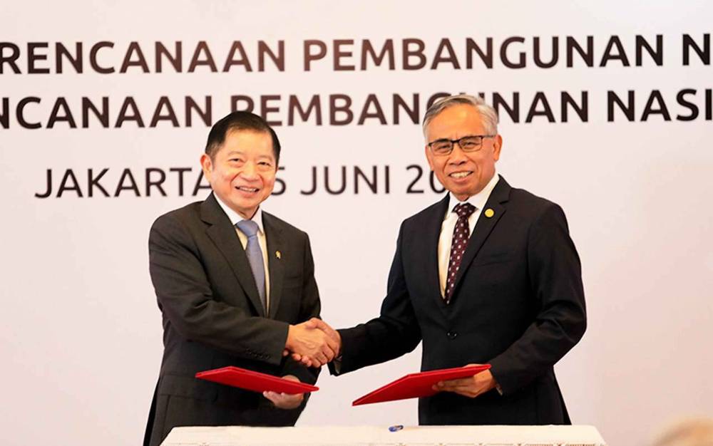 Kementerian Perencanaan Pembangunan Nasional atau Kementerian PPN/Bappenas dan Otoritas Jasa Keuangan atau OJK yang menandatangani Nota Kesepahaman Sinergi Kebijakan Perencanaan Pembangunan Nasional dengan Kebijakan Sektor Jasa Keuangan untuk Mendukung Pemulihan dan Transformasi Ekonomi Nasional kemarin, Rabu, 15 Juni 2022.
