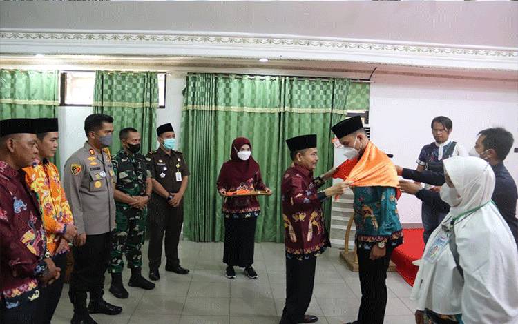 Pelepasan jamaah calon haji Pulpis oleh Asisten I Setda Pulpis, Kamis (16/06/2022).