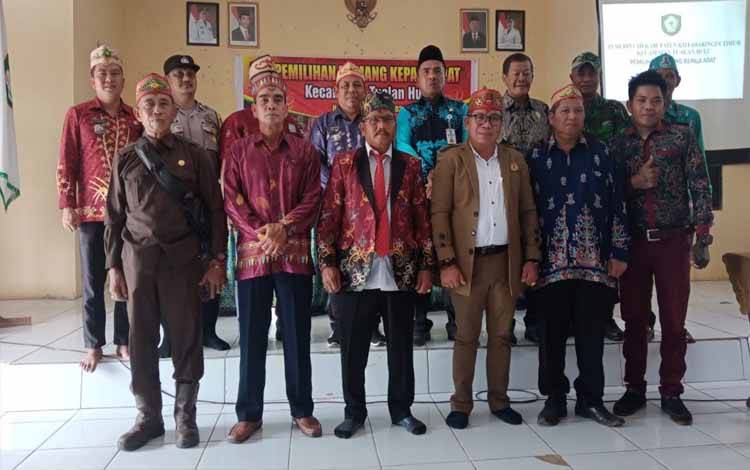 Leger T Kunum, Damang kecamatan Tualan Hulu yang baru terpilih (tiga dari kanan) berfoto bersama usai pemilihan
