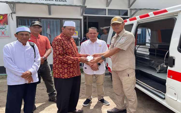 Pemkab Katingan Serahkan 3 Mobil Ambulance untuk Organisasi Keagamaan