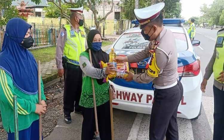 Satlantas Polres Kapuas Berikan Beras dan Migor Kepada Warga Sambut Hari Bhayangkara