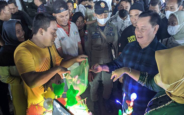 Bupati Kotim Halikinnor saat membeli mainan untuk sang cucu, pada saat Bazar UMKM Harati di lapangan mini Stadion 29 Nopember Sampit.?