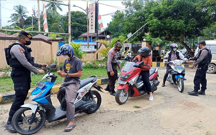 Ratusan Orang Terjaring Razia Kartu Vaksin di Mapolsek Dusun Timur