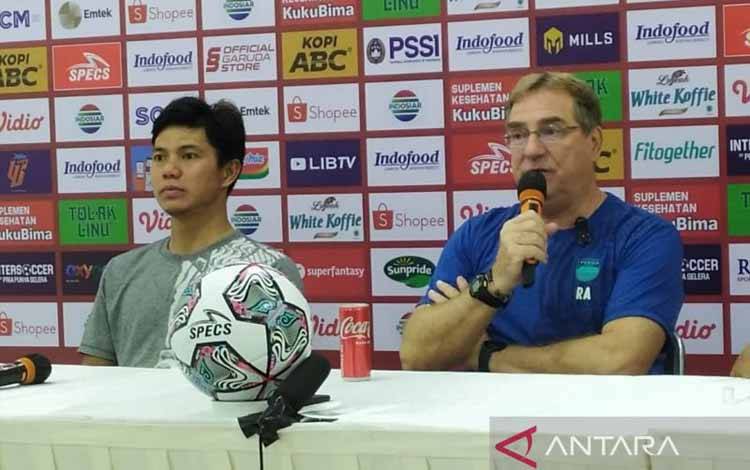 Robert Senang Persib Menang Tapi Atmosfernya Terlalu Dini