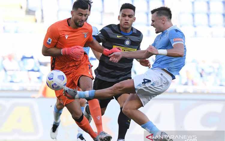 Pemain Lazio Patric dan Thomas Strakosha berebut bola dengan pemain Inter Milan Lautaro Martinez
