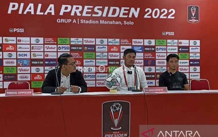 Pelatih Dewa United FC Nil Maizar (tengah) didampingi Pemain Dewa United FC, Rangga Muslim Perkasa (kanan) usai pertandingan melawan PSIS di Stadion Manahan Solo, Jumat (17/6/2022) malam