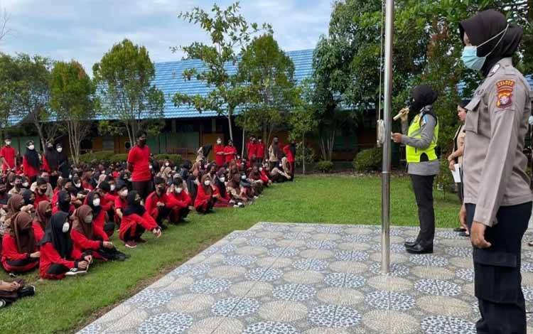 Polwan Polres Sambangi SMKN 1 Kapuas, Sosialisasikan Cegah Bullying Hingga Bahaya Narkoba