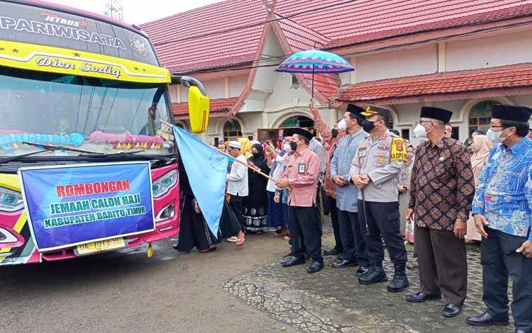 Wabup Barito Timur Said Abdul Saleh memegang bendera saat melepas pemberangkatan jemaah calon haji
