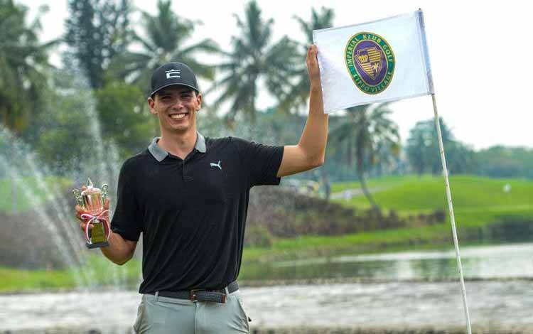 Pegolf Australia Harrison Gilbert menjadi pemenang seri Asian Development Tour (ADT) Indo Masters Golf Invitational Presented by TNE setelah total mencetak 270 (-18) di Imperial Klub Golf, Karawaci, Tangerang, Banten, Sabtu (18/6/2022). (ANTARA/HO-OB Golf)
