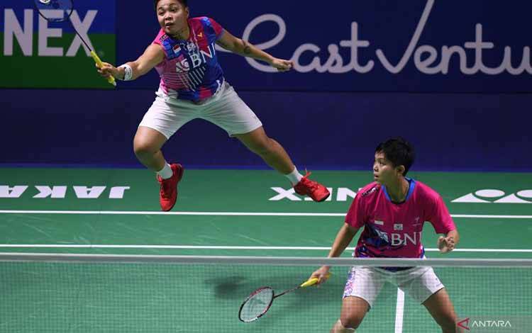 Apriyani Rahayu (kiri) dan Siti Fadia Silva Ramadhanti saat menghadapi ganda putri Korea Selatan Lee So Hee/Shin Seung Chan dalam perempat final Indonesia Open 2022 di Istora Senayan, Jakarta, Jumat (17/6/2022). ANTARA FOTO/Sigid Kurniawan/pras.