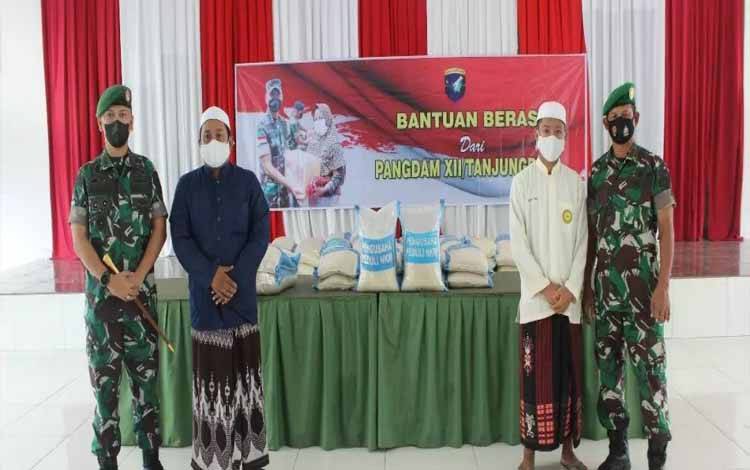 Panti Asuhan dan Ponpes di Palangka Raya Terima Bantuan Beras dari TNI AD