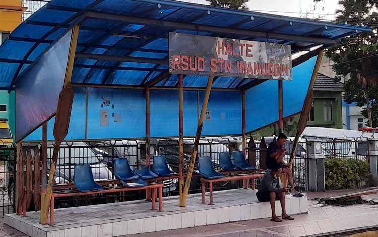 Bangku Halte Depan RSUD Sultan Imanuddin Rusak