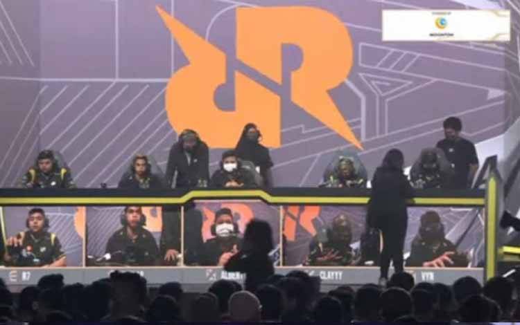 Hasil tangkapan layar wakil Indonesia RRQ Hoshi beraksi melawan wakil Filipina RSG PH dalam pertandingan final Mobile Legends: Bang-Bang Southeast Asia Cup (MSC) 2022, Minggu (19/6/2022). (ANTARA/youtube.com/Mobile Legends: Bang Bang Indonesia)
