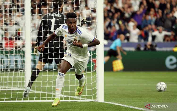 Pesepak bola Real Madrid Vinicius Junior melakuan selebrasi setelah mencetak gol ke gawang Liverpool dalam laga babak final Liga Champions, di Stade de France, Saint-Denis dekat Paris, Prancis, Sabtu (28/5/2022). ANTARA FOTO/Reuters-Molly Darlington/hp.