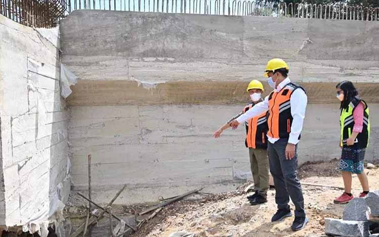 Bupati Lamandau Minta Pembangunan Jembatan Sei Liku Tepat Waktu