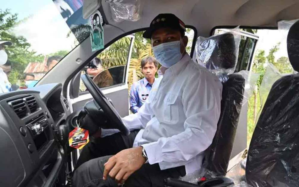 Bupati Lamandau Serahkan Bantuan Mobil Ambulans dan BLT-DD