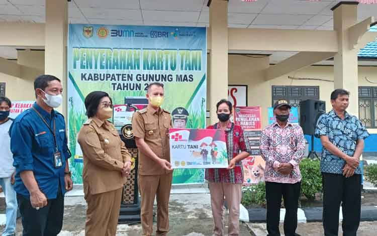Bupati Gunung Mas Serahkan Kartu Tani