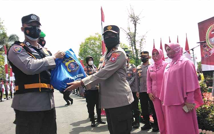 Polda Kalteng Salurkan Ribuan Paket Sembako Peringati HUT Bhayangkara