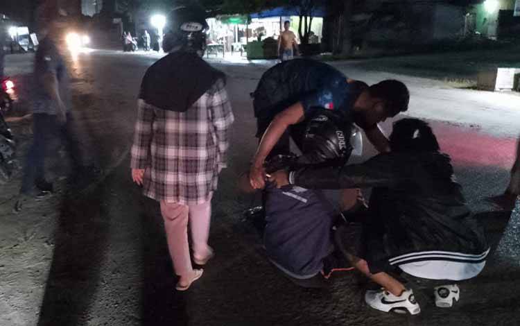 Sejumlah Pengendara Motor di Kobar Terjatuh, Ini Penyebabnya