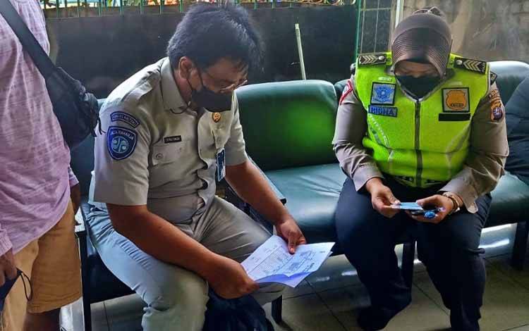 Santunan Korban Kecelakaan Meninggal di Jalan Galaxy Diserahkan
