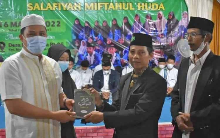 Bupati Lamandau Serahkan Ratusan Kitab Hafalan