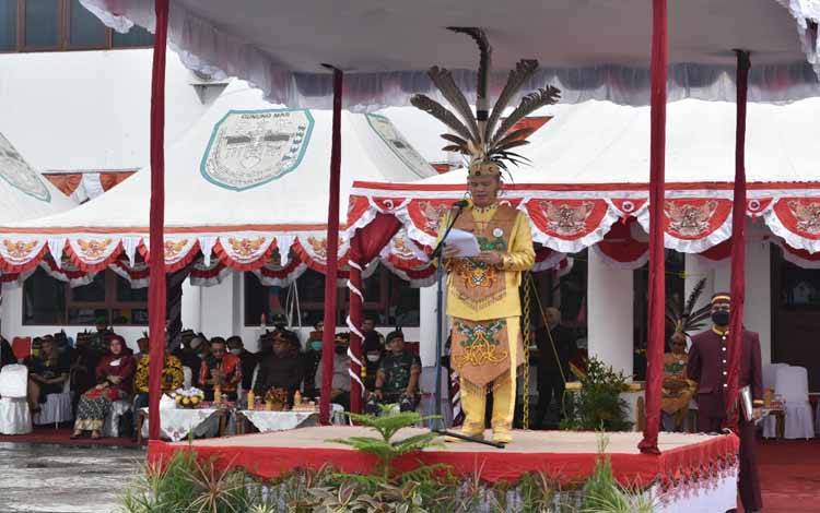 Bupati Jaya S Monong saat menjadi inspektur upacara perayaan Hari Jadi ke 20 Kabupaten Gunung Mas, Selasa 21 Juni 2022