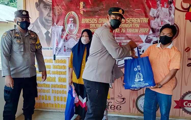 Polsek Dusun Tengah Bagikan Bingkisan Bahan Kebutuhan Pokok
