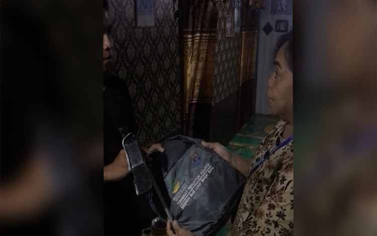 Dinsos Kapuas Serahkan Bantuan Tongkat Penuntun Adaptif ke Penyandang Disabilitas Sensorik