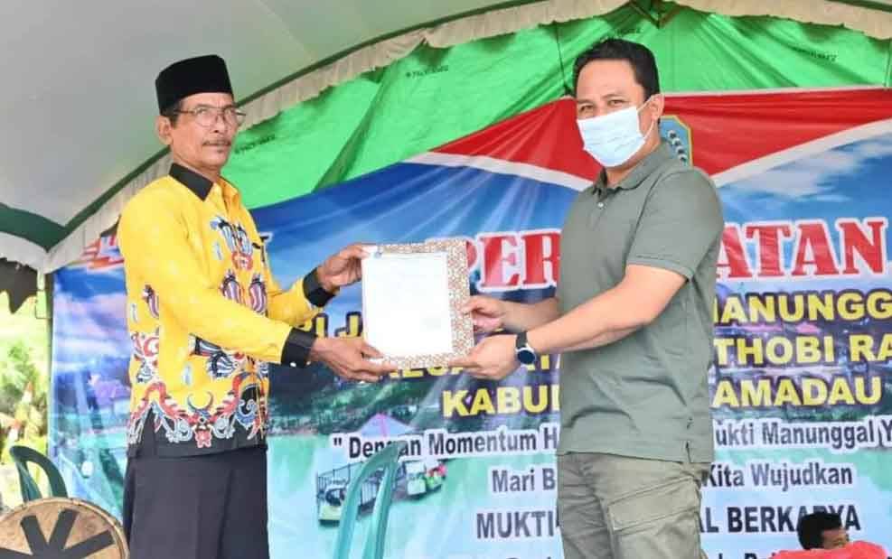 Bupati Lamandau Hendra Lesmana menyerahkan Surat Tanda Daftar Usaha Budidaya Tanaman Perkebunan di Kecamatan Menthobi Raya.