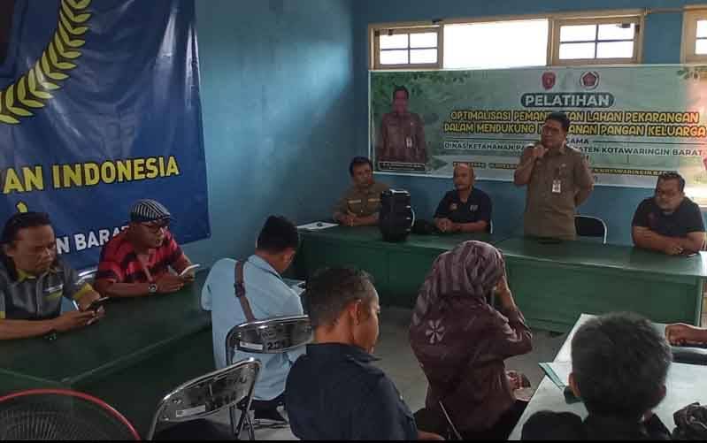 DKP Kobar Latih Jurnalis Menanam Tanaman Pangan Sistem Hidroponik