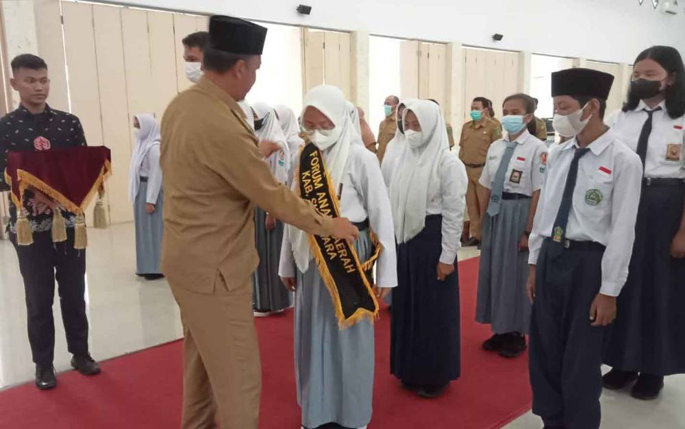 Bupati Sukamara, Windu Subagio saat mengukuhkan Forum Anak Daerah (FAD) Kabupaten Sukamara.
